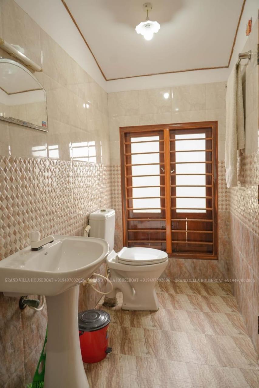 Grand Villa Houseboat Kumarakom Luaran gambar